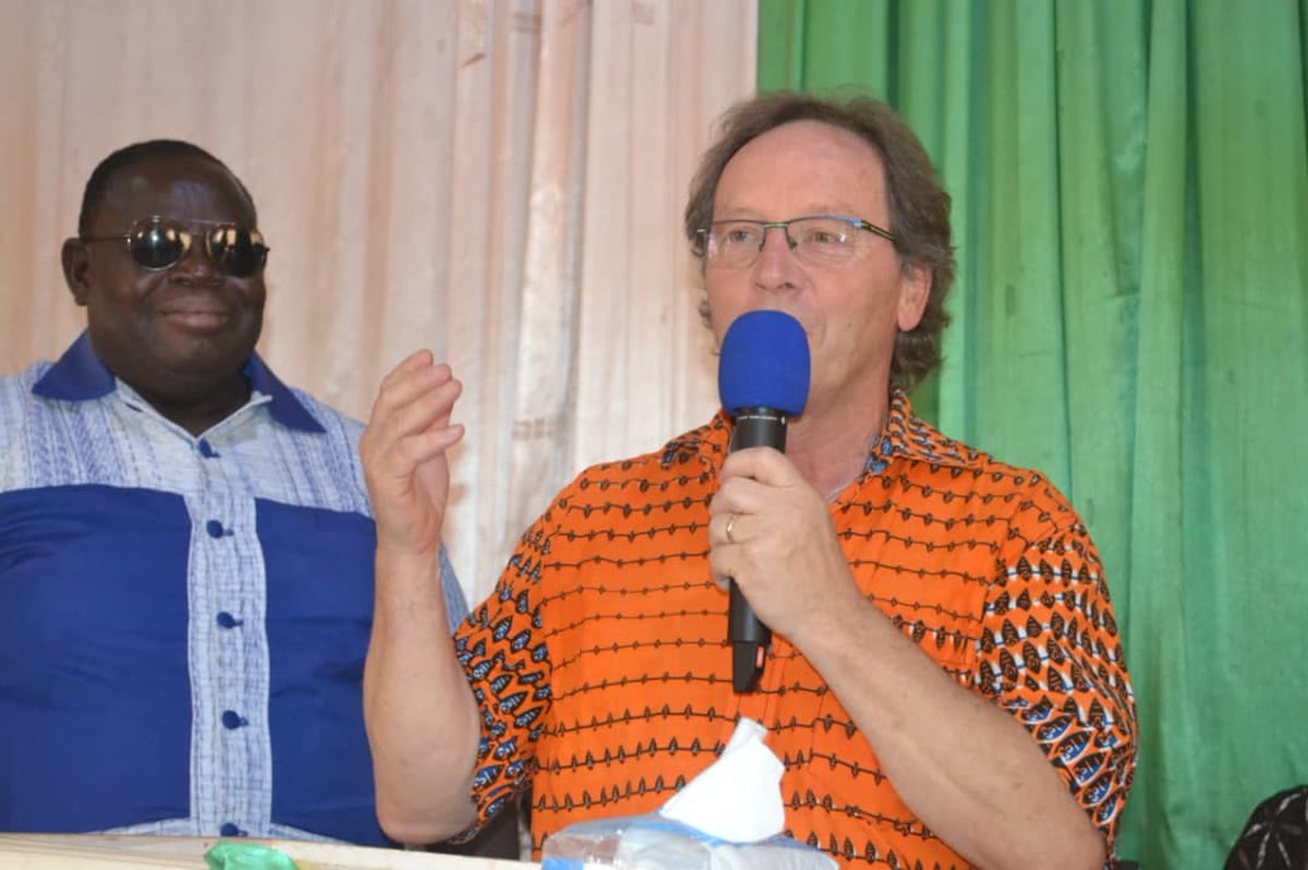 Théo Fuhrer lors d’un temps de partage au Burkina Faso