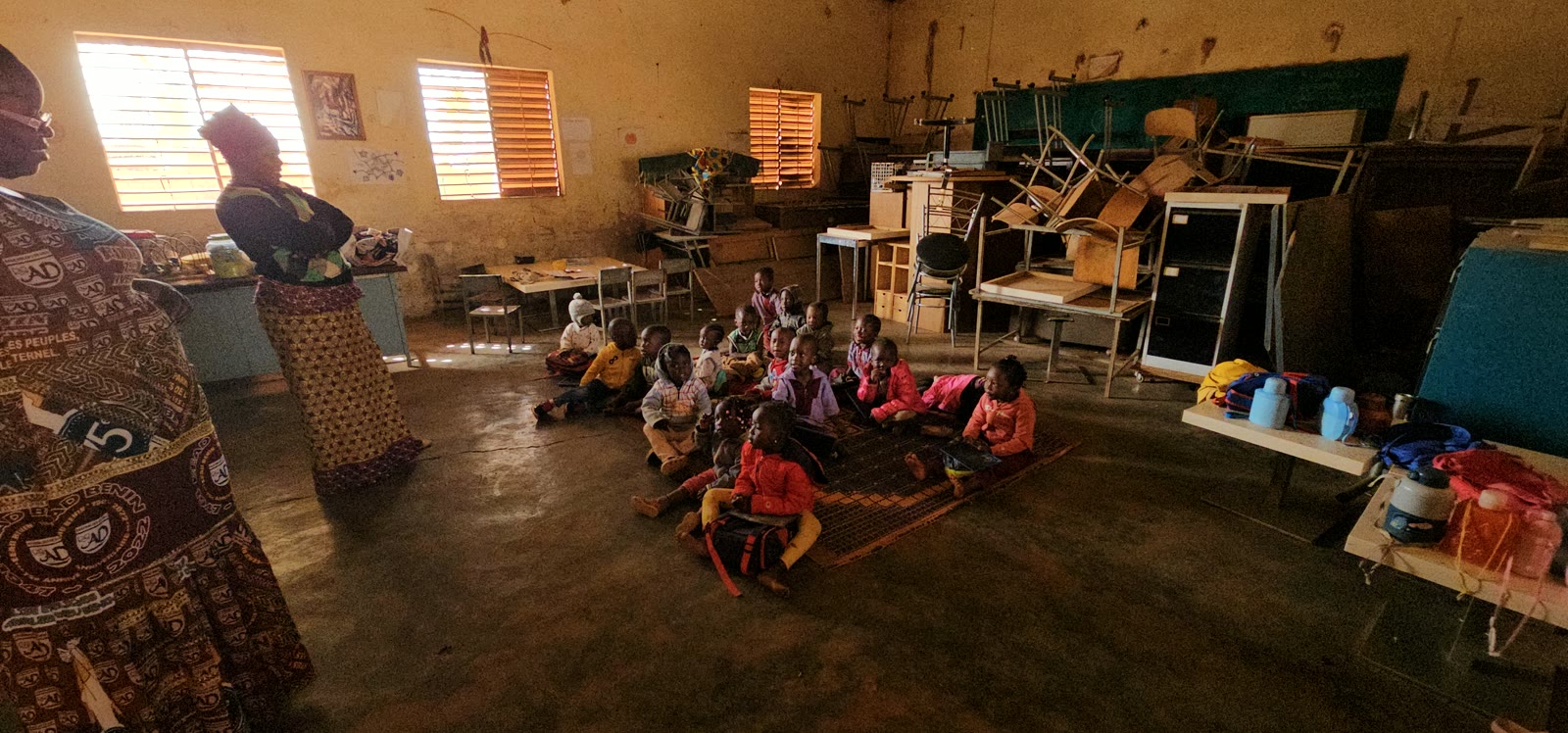 Enfants réunis dans une salle de classe au Burkina Faso