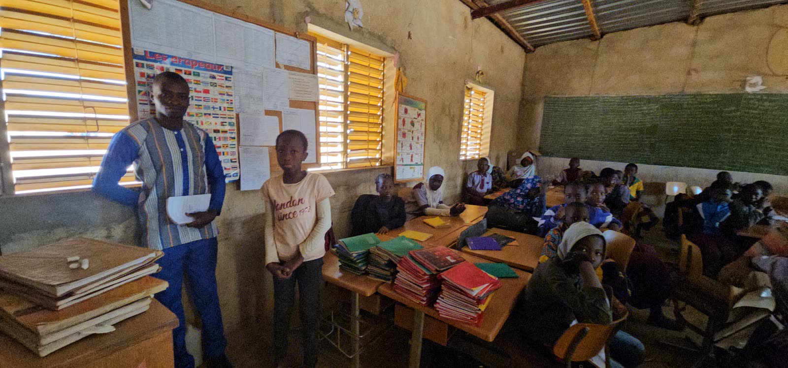 Enseignant avec des élèves en classe