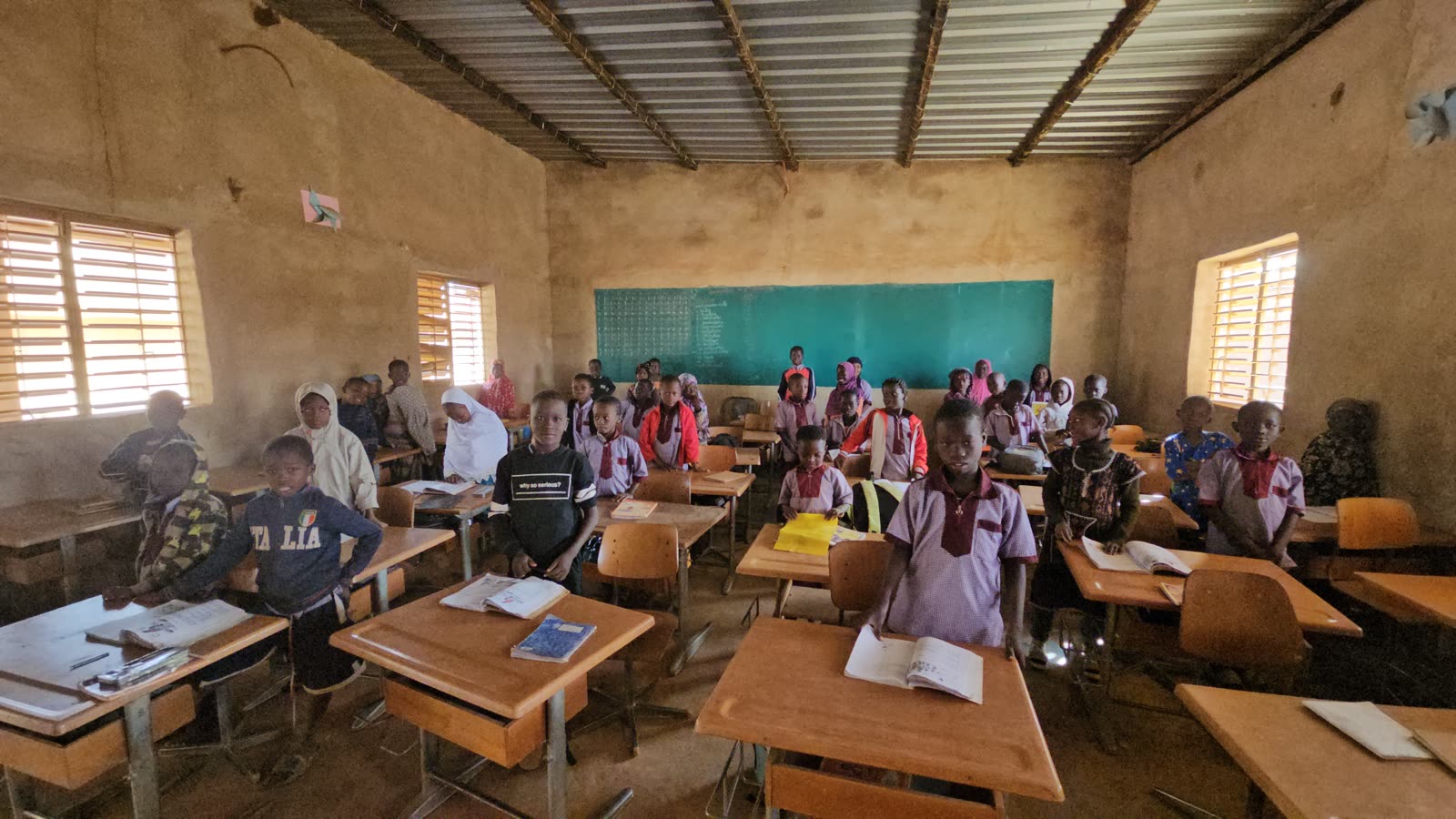 Salle de classe avec tableau à l’école Shalom