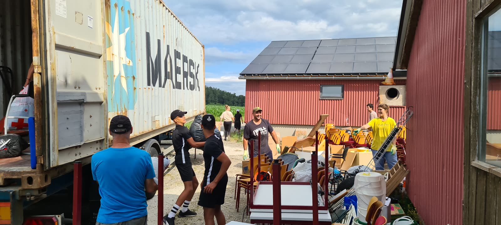 Chargement de matériel solidaire depuis la Suisse